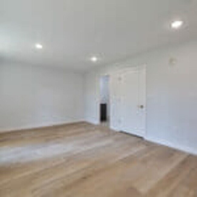 Building Photo - 645 Brooklyn St