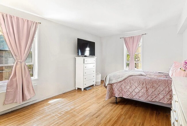 Foto del edificio - 6535 Broadway