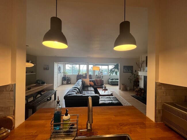 Foto del edificio - 1556 Bradley Dr