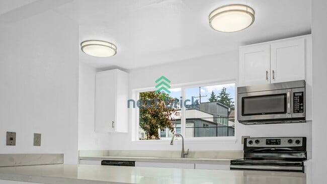 Building Photo - Exceptional 2Bed/2 Bath Uptown/Queen Anne condominium.