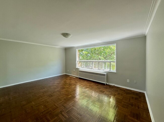Building Photo - 1299 Bayview Av