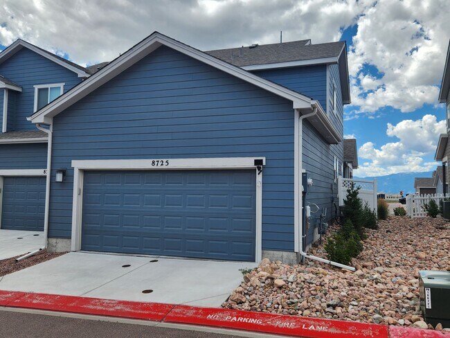 Building Photo - Fantastic Townhome @ Research and Powers- ...