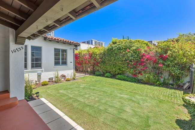 Foto del edificio - 10733 Wellworth Ave