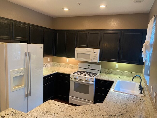 Building Photo - 2 bed, 2 bath Villaggio Penthouse!