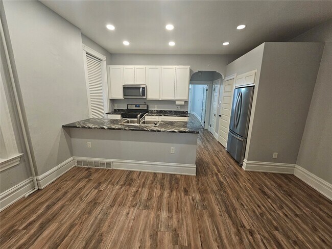 Foto del edificio - 1830 Russell Blvd