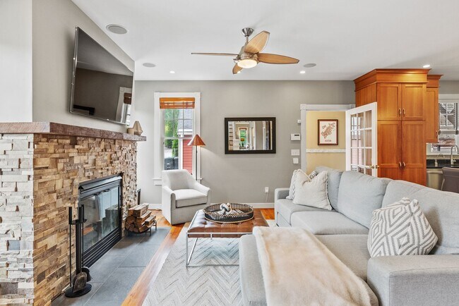 Foto del edificio - Spacious Kent Home | 6 Bed | 4 Bath | 4,000 Sf | Front Porch + Backyard | Detached 4-Car Garage