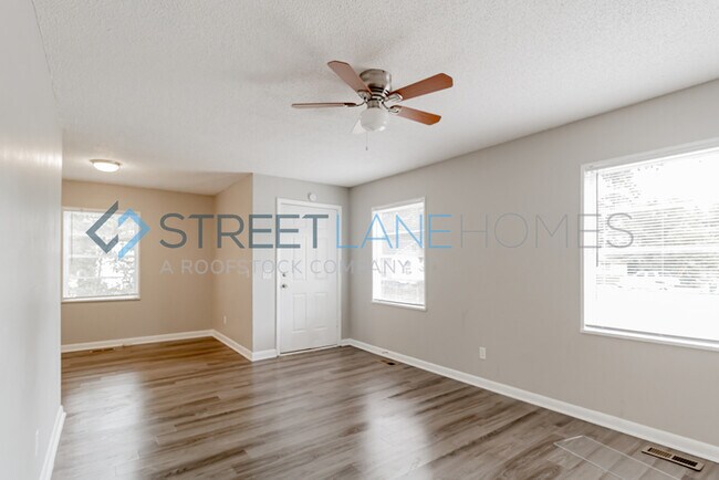 Building Photo - SIGN LEASE BY 2/28 AND GET $250 OFF FIRST ...