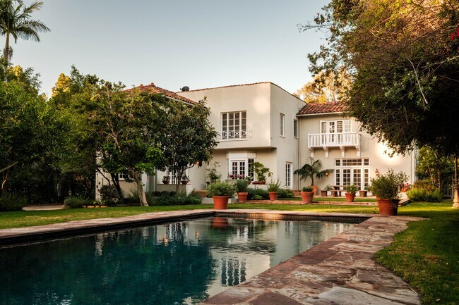 Foto del edificio - 1004 N Beverly Dr