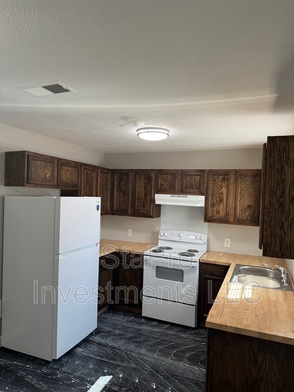 Building Photo - 128 Village Pl