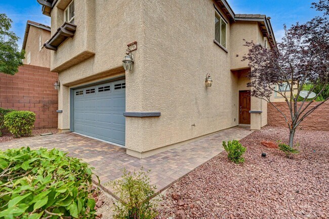 Foto del edificio - BEAUTIFUL GATED 2 Story, 3 Bedroom Home in...