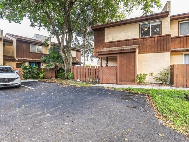 Building Photo - 3 Bedroom Townhome in North Lauderdale