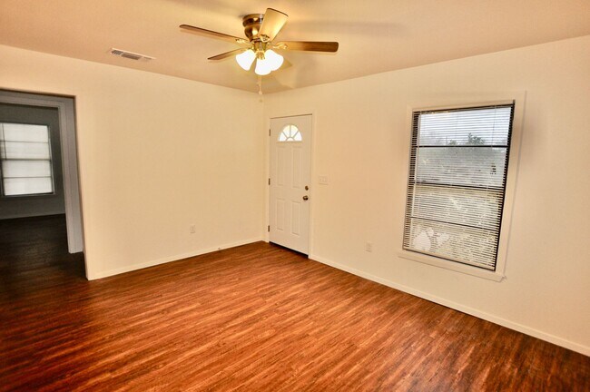 Building Photo - FOR LEASE! Nice Newly Remodeled 3 BR - 1 B...