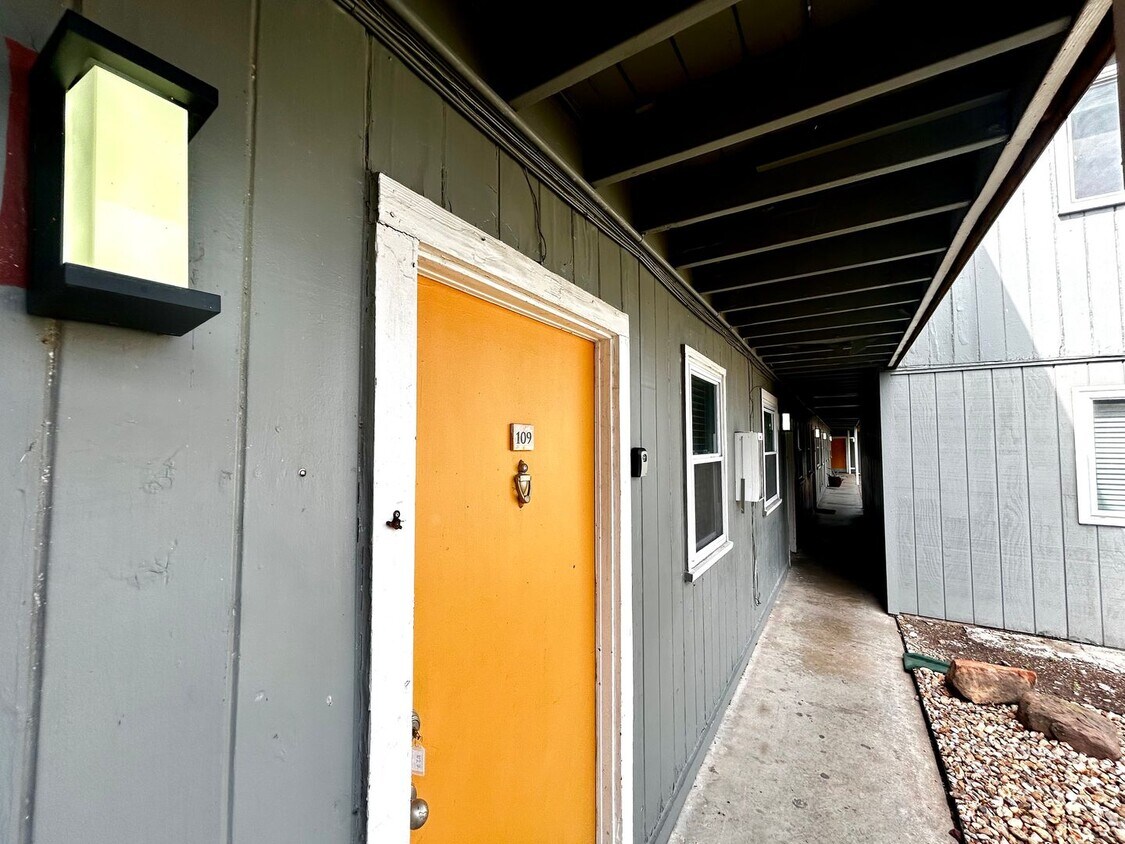 Foto principal - 2401 Manor Rd