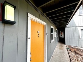 Building Photo - 2401 Manor Rd