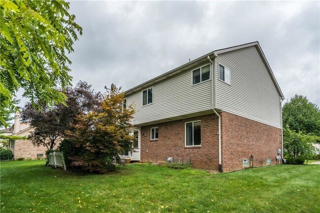 Building Photo - 2210 Radcliffe Dr