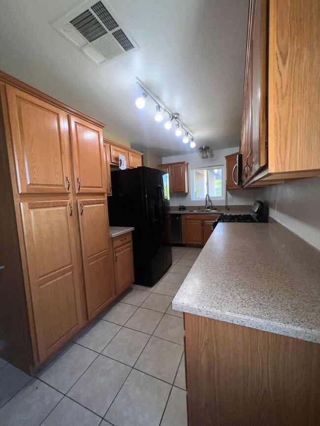 Foto del edificio - AVAILABLE NOW