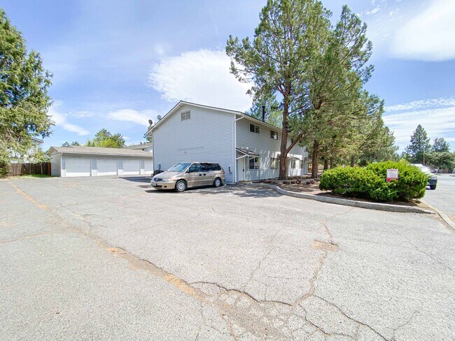 Foto del edificio - Affordable Two Bed w/ Garage in heart of Bend