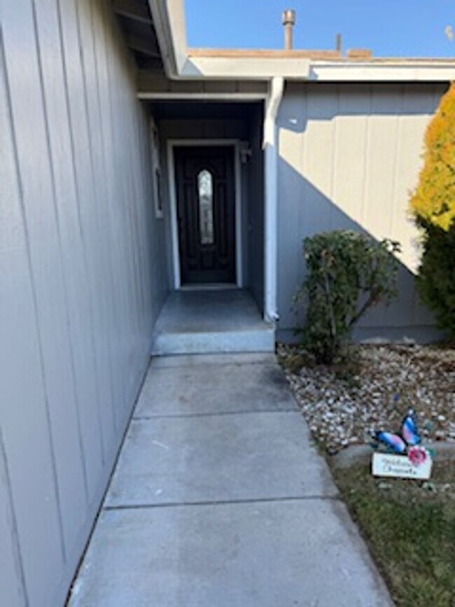 Foto del edificio - Three Bedroom Home Close to UNR