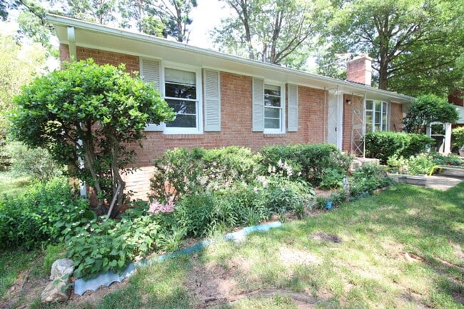 Foto del edificio - Charming 3 Bed 2.5 Bath Brick Home With Sp...