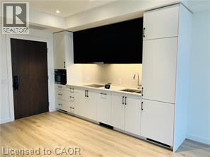 Photo du bâtiment - 741 King St W