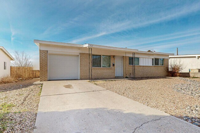 Foto del edificio - NE Mid-Century Modern 3 Badroom 1.5 Bath with garage