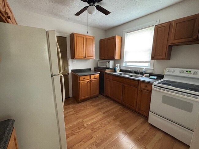 Foto del edificio - Aguilar - 660-R660- Russell Avenue