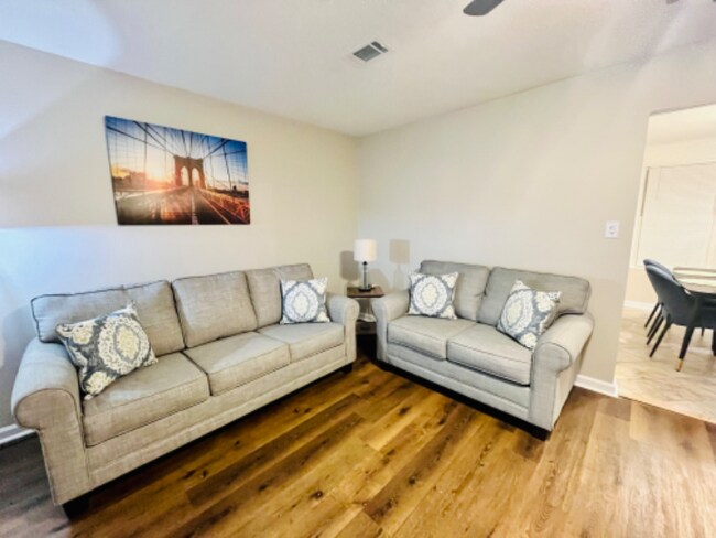 Foto del edificio - 3719 Lyncrest Dr