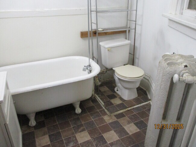 Foto del edificio - 140 Loras Blvd