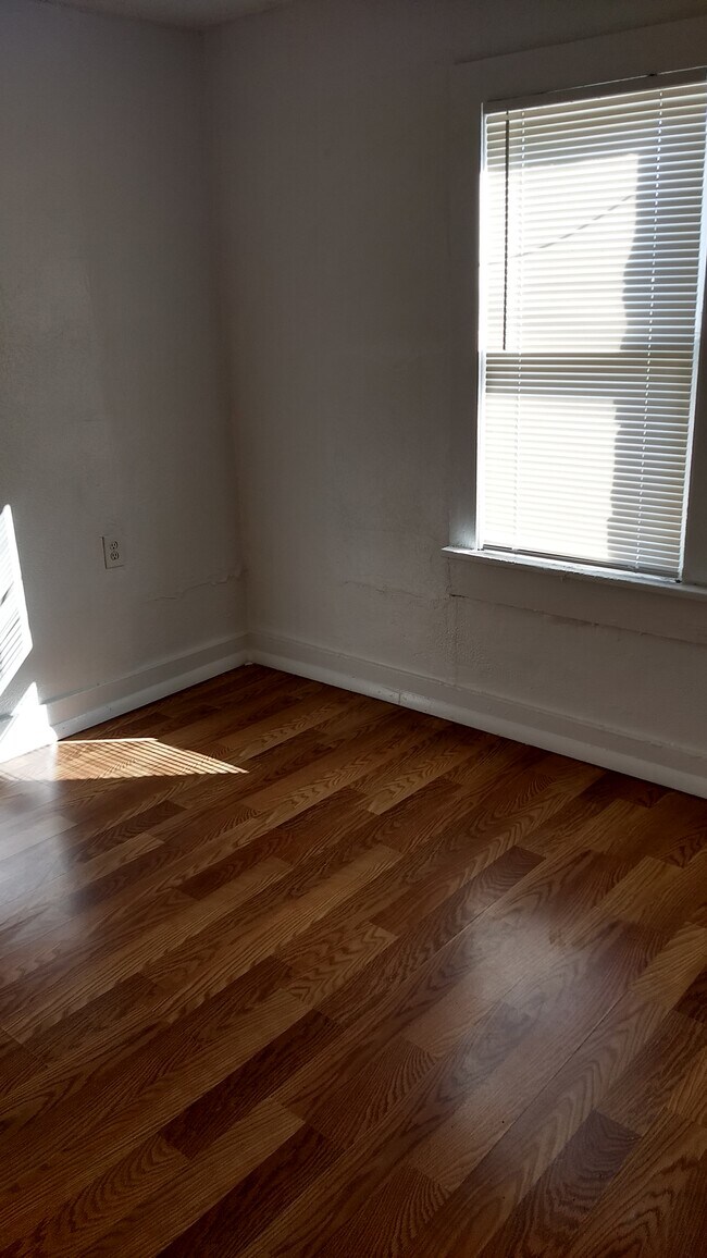 Foto del edificio - 1805 S Eastern Ave