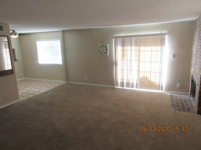 Foto del edificio - 8744 Darby Ave