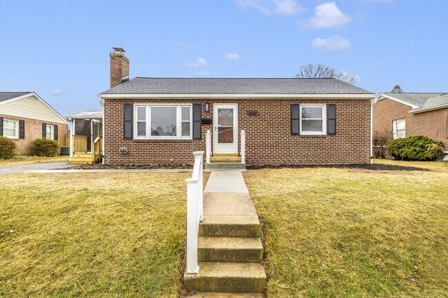 Building Photo - 406 E 9th St