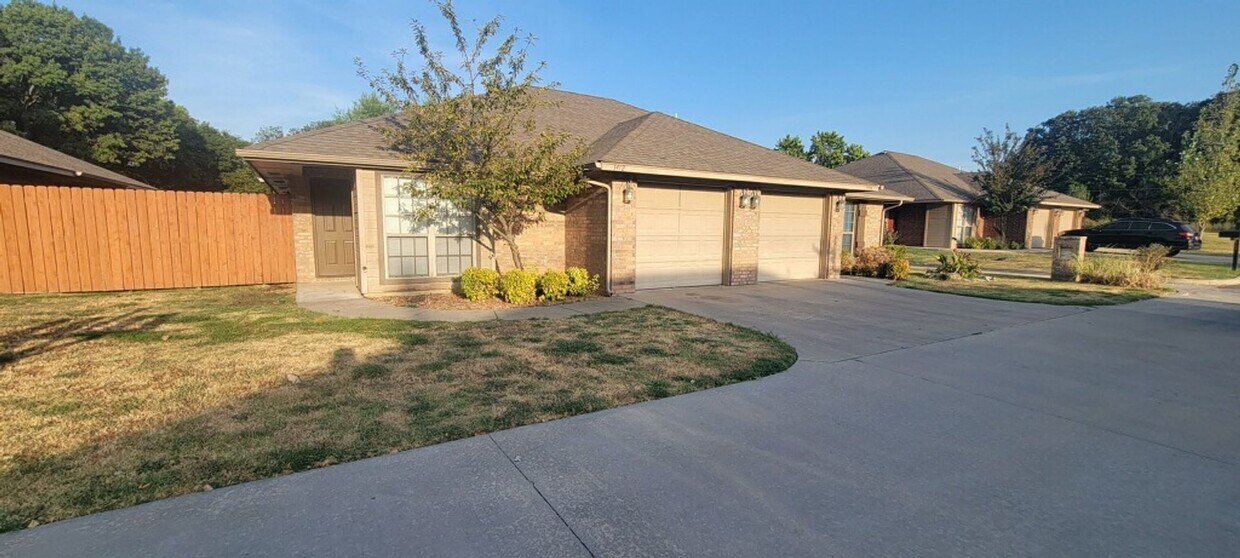 Primary Photo - 2 bed 2 bath Duplex