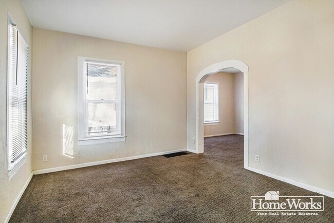 Building Photo - 1305 E Sorin St