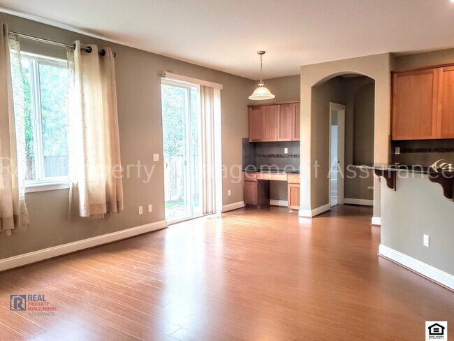 Building Photo - Sunny, Spacious, and Cheerful 2600+ sq ft ...