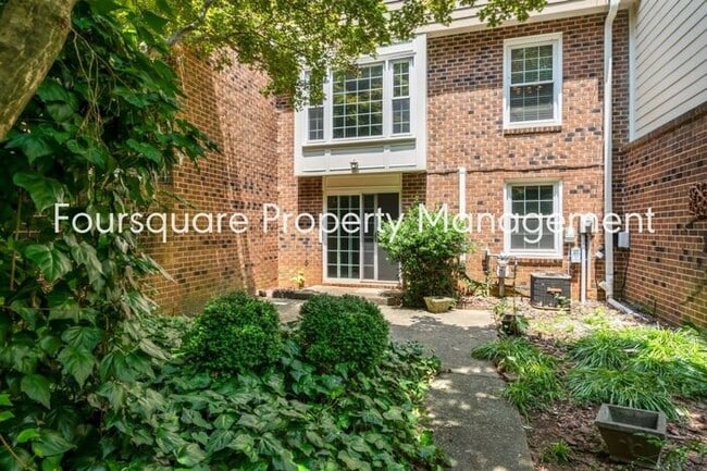 Building Photo - Town Home | Basement with Full Bedroom and...
