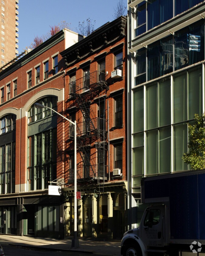 Primary Photo - 146 Reade St