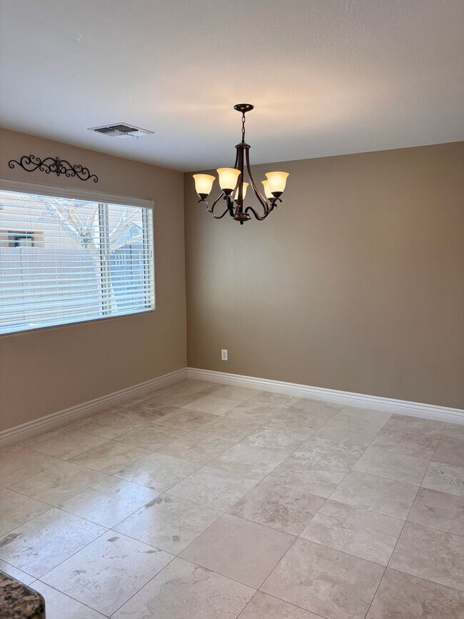 Building Photo - **STUNNING 4 BEDROOM/3 BATHROOM/2 CAR GARAGE/GATED COMMUNITY HOME IN MESA (SOUTHERN & LINDSAY)**