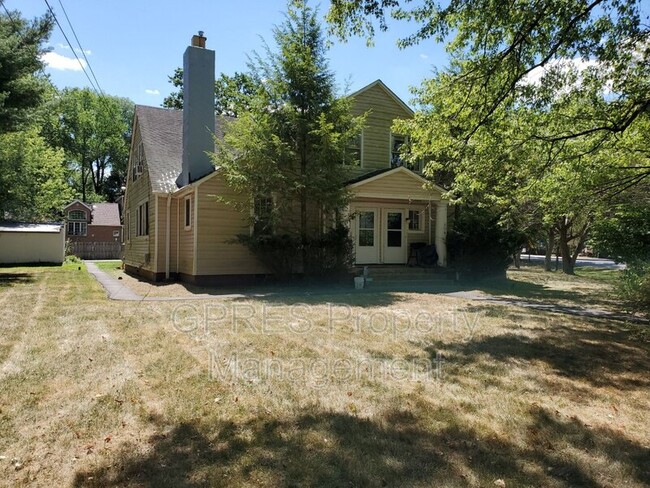 Building Photo - 614-618 Field Club Rd