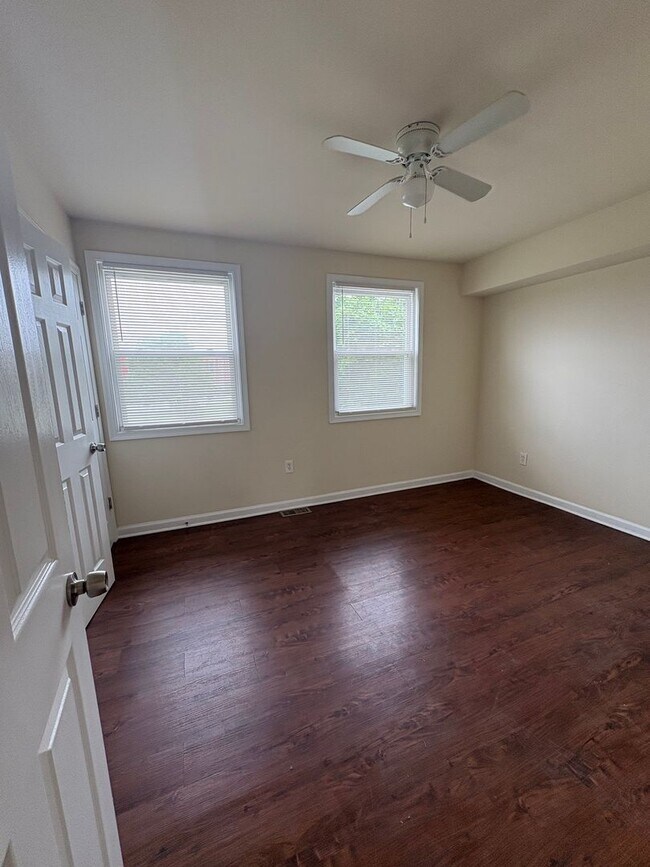 Foto del edificio - Spacious 4-Bedroom Townhome – Newly Renova...