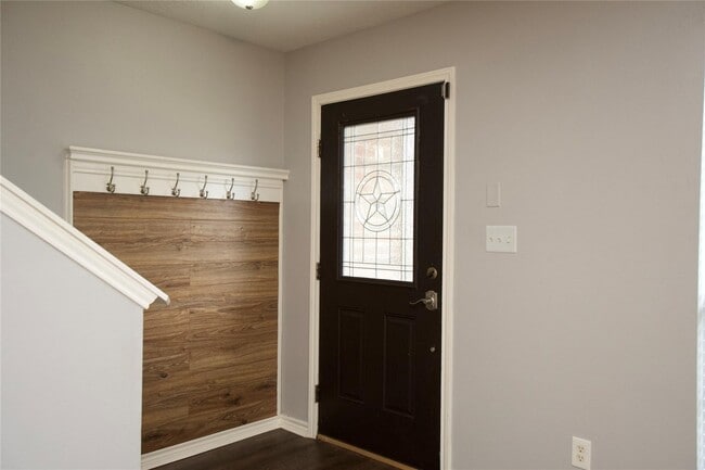 Foto del edificio - 2419 Fox Water Dr