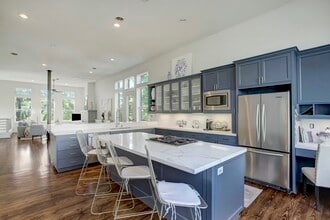 Building Photo - 513 E 11th St