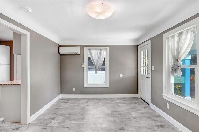 Foto del edificio - 2483 13th Ave N