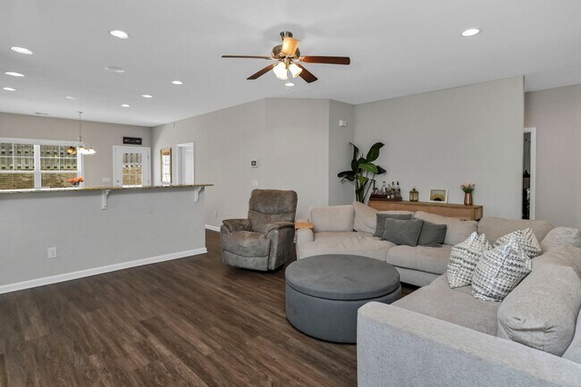 Foto del edificio - Ranch style home with Modern Finishes & Private Fenced Backyard!