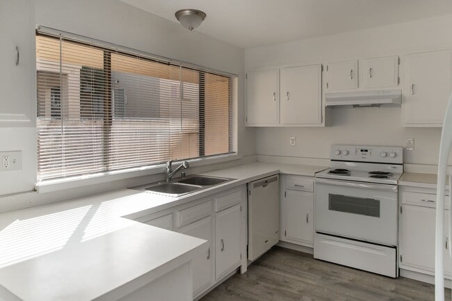 Building Photo - Updated 3 bedroom, 1.5 bathroom townhome.