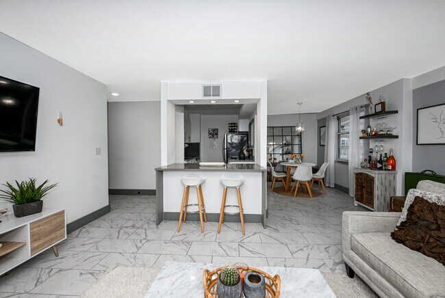 Building Photo - 11850 Edgewater Dr