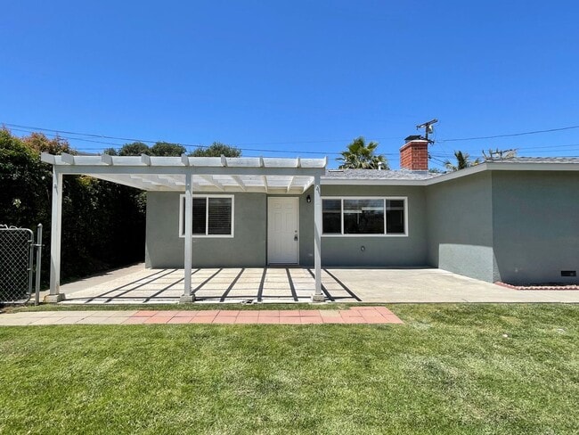 Building Photo - Remodeled Home with Views!