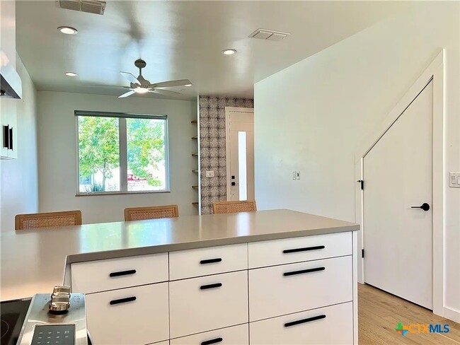 Foto del edificio - 1903 Dutton Dr