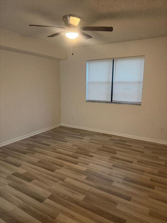 Foto del edificio - 560 S Park Rd