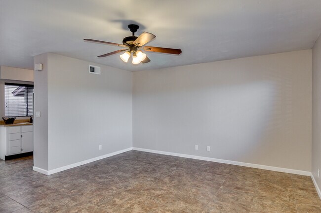 Sala de estar - 2628 E Orange St.