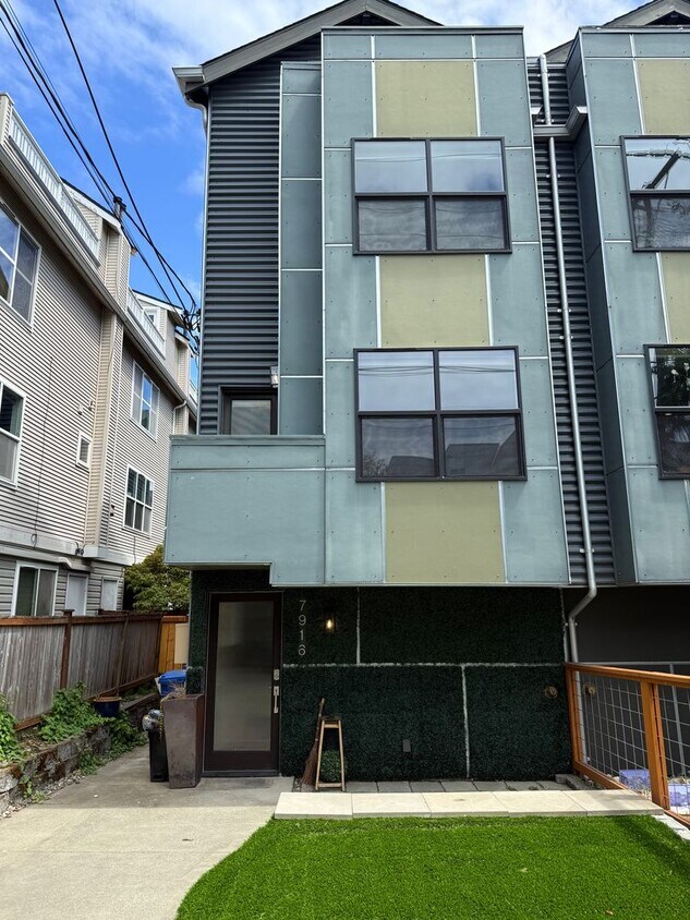 Foto principal - Modern Townhome Just One Block from Green ...